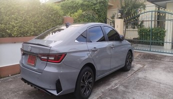 Location pattaya Toyota Vios, Automatique avec climatisation, radio et lecteur cd. Assurance 1ere classe comprise, essence. 5 places, bagages : 2 valises + sacs.